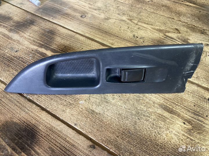 Кнопка стеклоподъемника передняя левая Nissan
