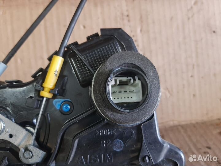 Передний правый замок двери Toyota Corolla X 150