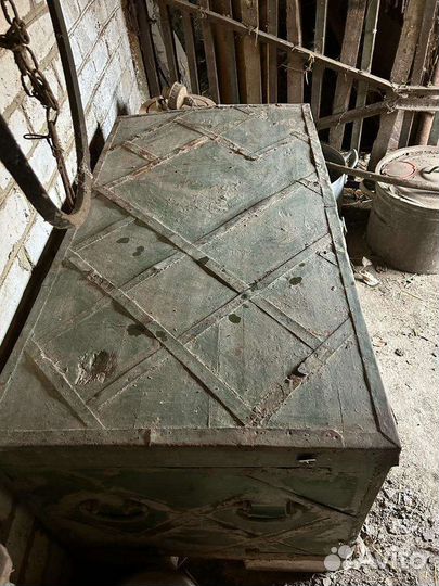 Сундук старинный