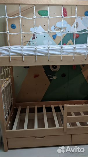 Двухъярусная кровать домик