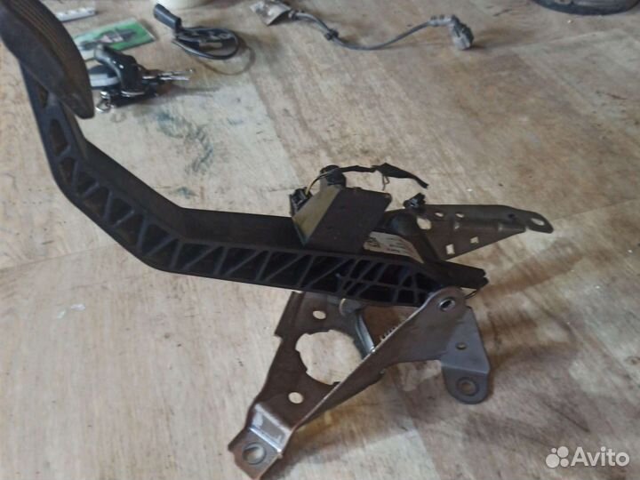 Педаль сцепления Ford Focus 2