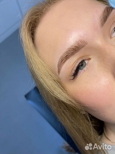 Модель на брови