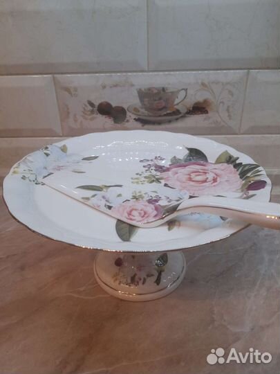 Тортовница на ножке с лопаткой