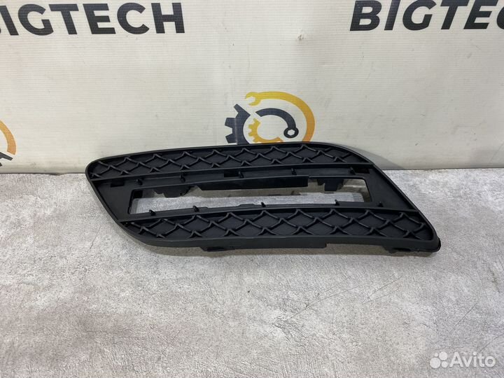 Решетка переднего бампера Mercedes A1668842122