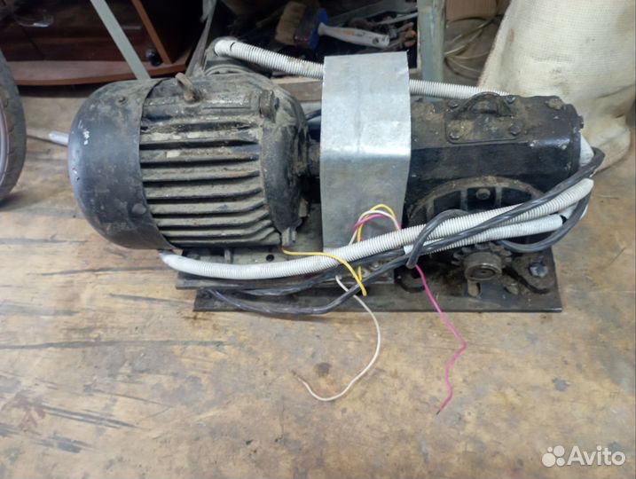 Электродвигатель и редуктор для откатных ворот