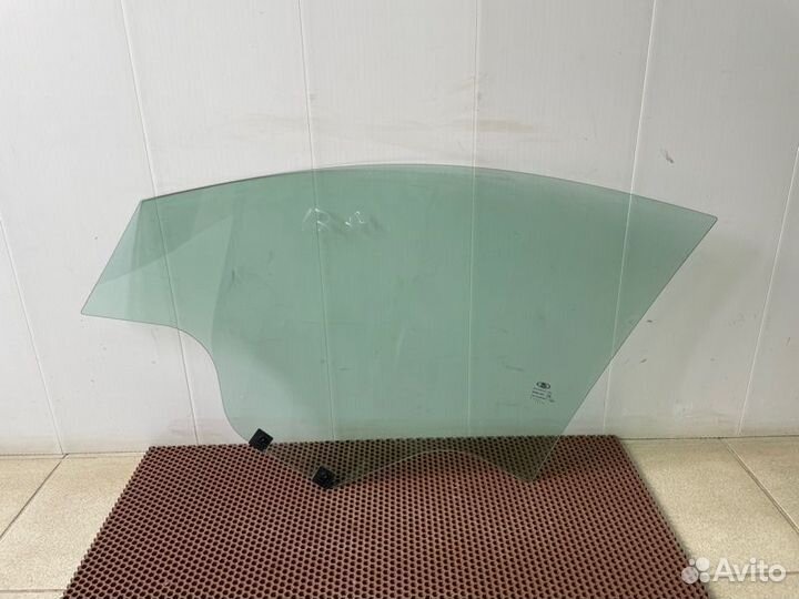 Стекло двери переднее правое LADA X-Ray