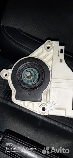 Мотор правого переднего стеклоподъёмника