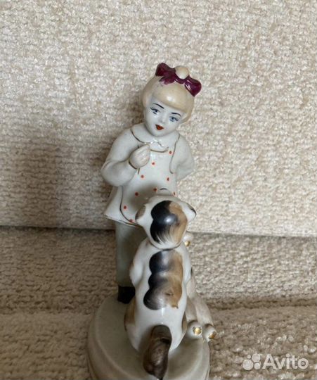 Фарфоровая статуэтка