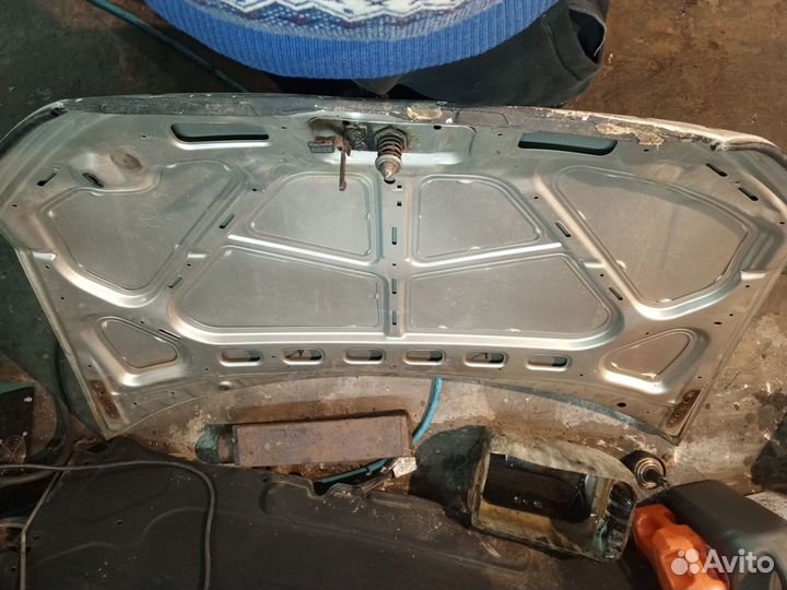 Капот на LADA калину 1