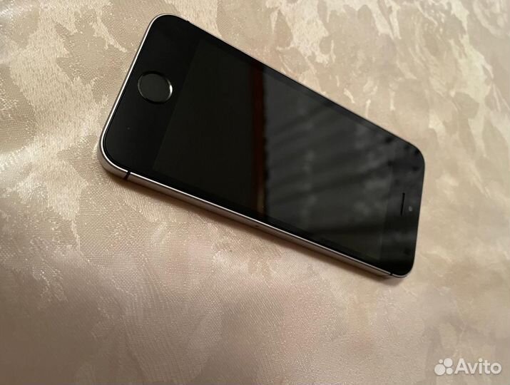 Телефон iPhone SE 2016