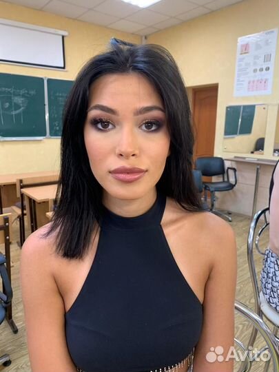 Модель на прическу и макияж, брови