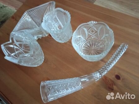 Много посуды для сервировки стола