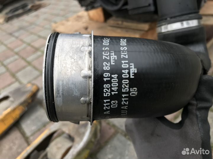 Патрубок интеркулера на Mercedes W211 2.2 E-Class
