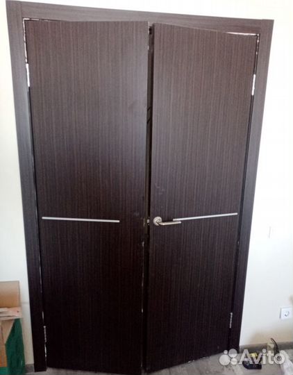 Двери с коробкой, наличником, ручкой и петли новые