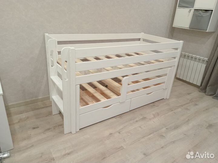 Двухъярусная кровать из натурального дерева