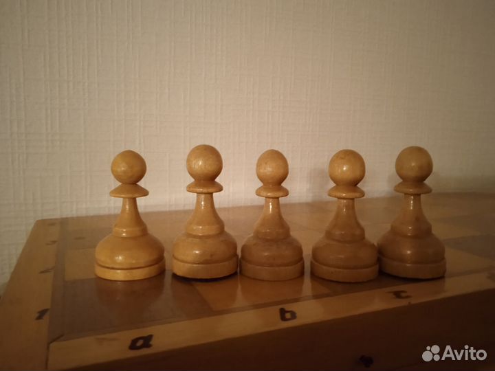 Шахматные фигуры деревянные и пластиковые