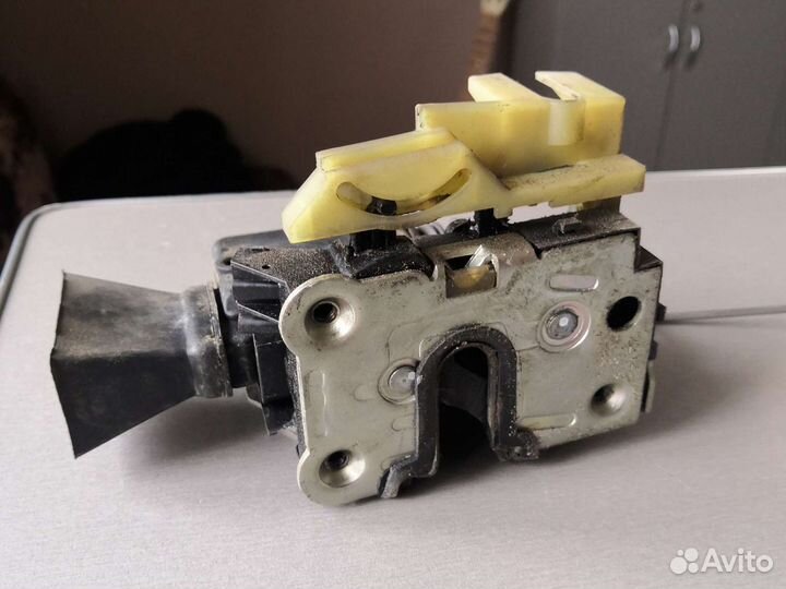 Замок передний левый Renault Sandero Duster
