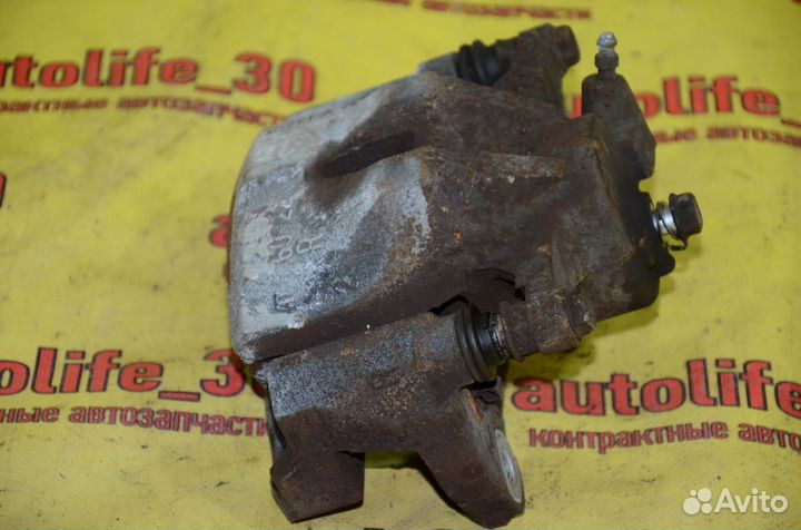 Суппорт передний правый Toyota Auris E150