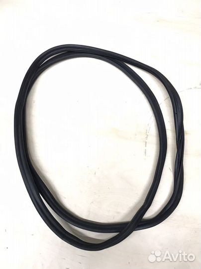 Уплотнитель багажника Tiguan 2