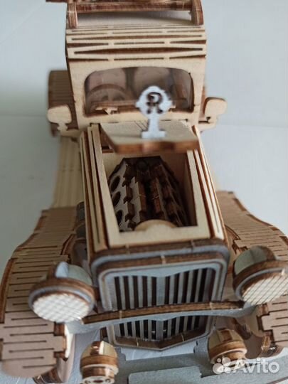 Готовая модель - винтажная машина. Фанера