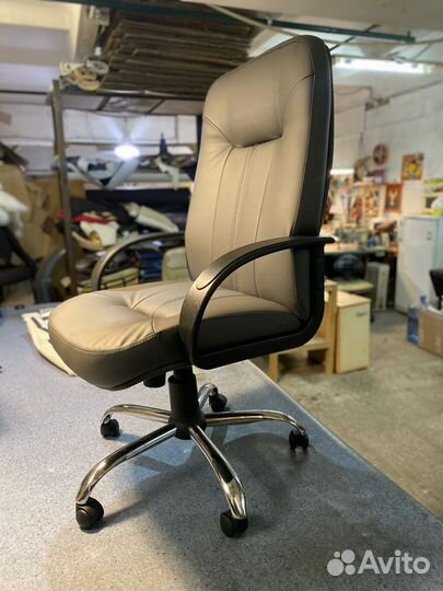 Офисное кресло