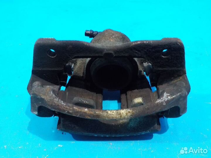 Тормозной суппорт передний левый toyota Auris (E15