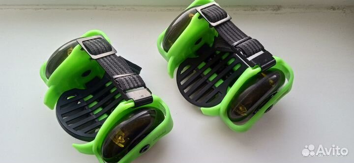 Ролики на обувь светящиеся,новые