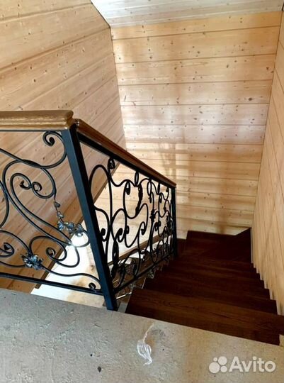 Лестница с забежными ступенями в коттедж