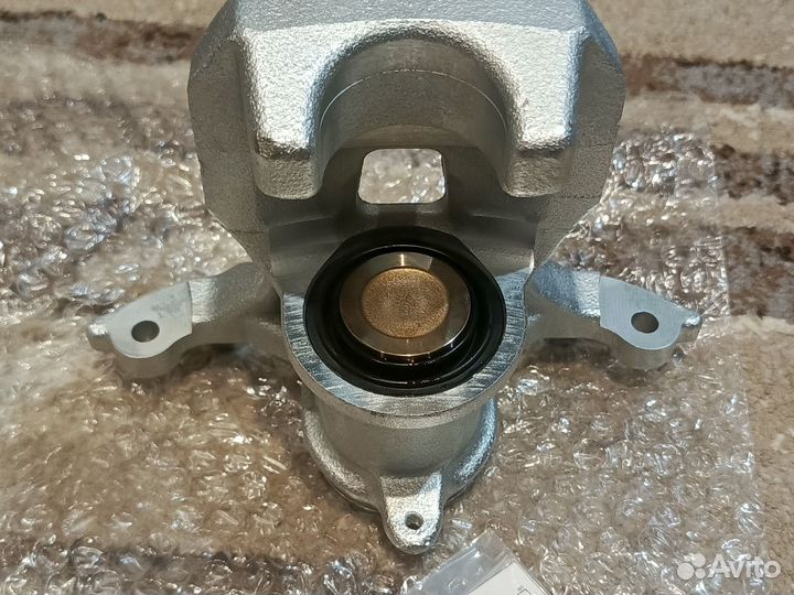 Новый суппорт задний правый Toyota Rav4 XA50