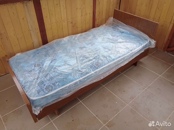 Продаю кровать с новым матрасом