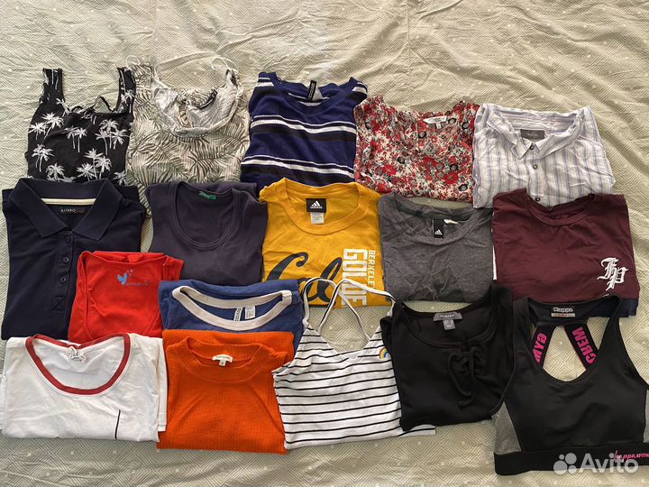 Большое количество женской одежды