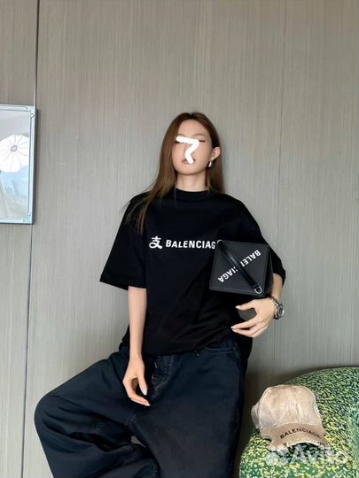 Футболка Balenciaga топовая (тренд 2025)