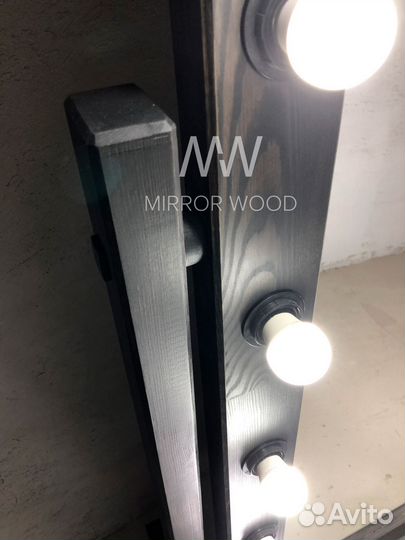 Гримерное зеркало с лампочками на подставке