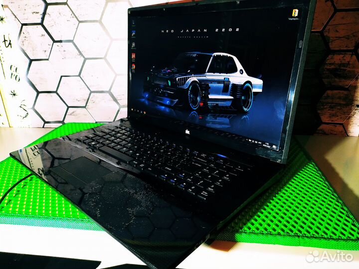 DNS W270HUQ-17 Дюймов\ Core i3-2 Gen \ 3 Озу \ SSD