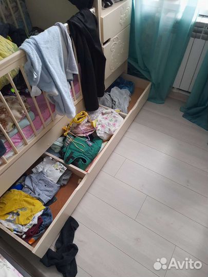 Детская кроватка с маятником и комодом