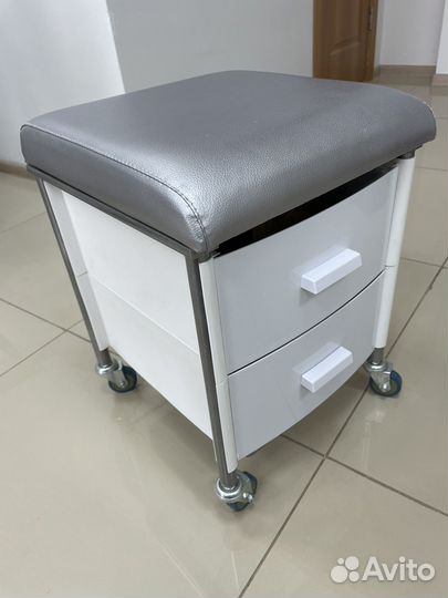 Стул мастера педикюра