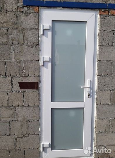 Пластиковые двери на дачу