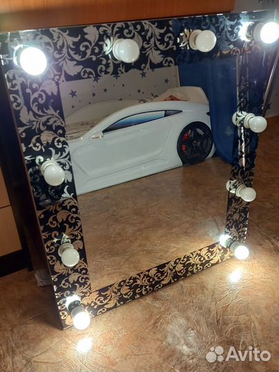 Гримерное зеркало с лампочками