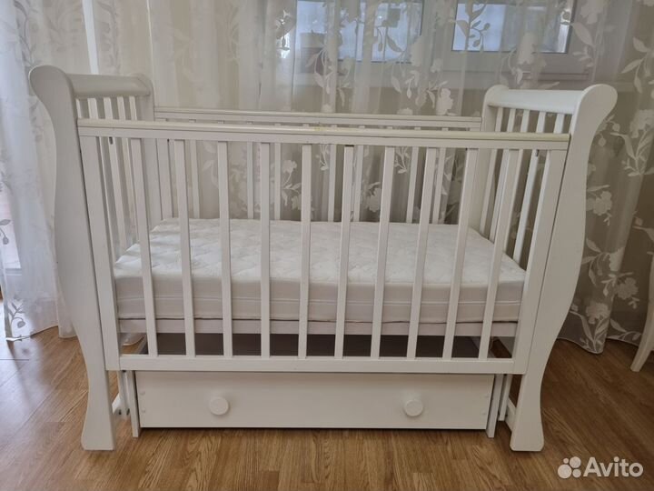 Детская кроватка с маятником и ящиком+матрасс