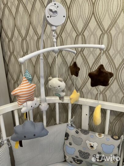 Детская кроватка с маятником