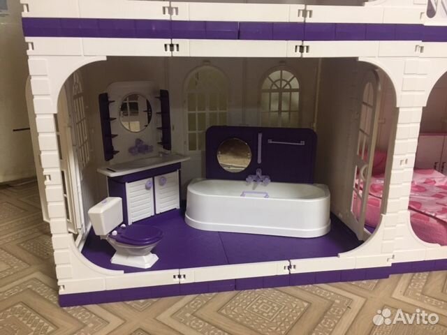Большой кукольный домик с мебелью