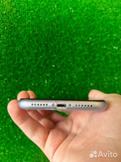 Телефон iPhone 11
