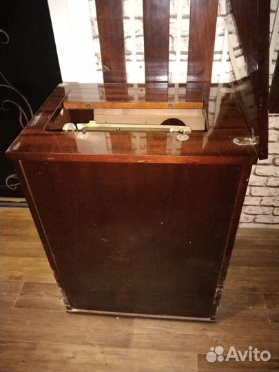 Швейная машинка с тумбой