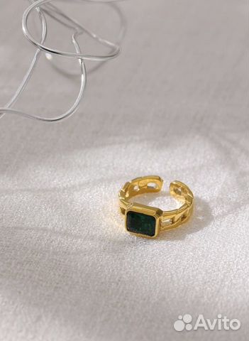 Кольцо золотого цвета с зеленым камнем