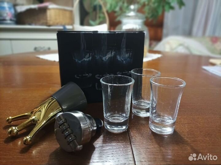 Подарок мужу. Дозатор+3 стопки+кодовый замок