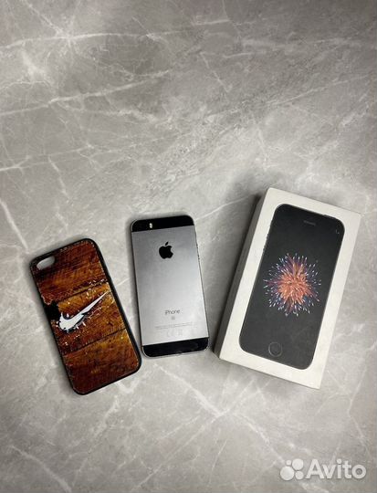 iPhone SE, 32 ГБ
