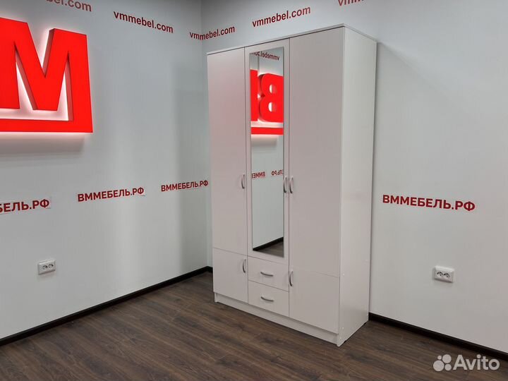 Шкаф белый трехстворчатый