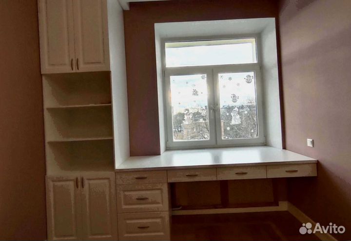 Рабочая зона в углу у окна