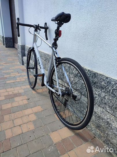 Рама велосипеда с запчастями