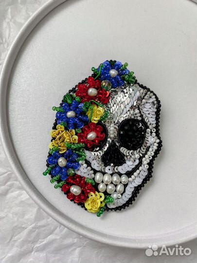 Череп брошь из бисера